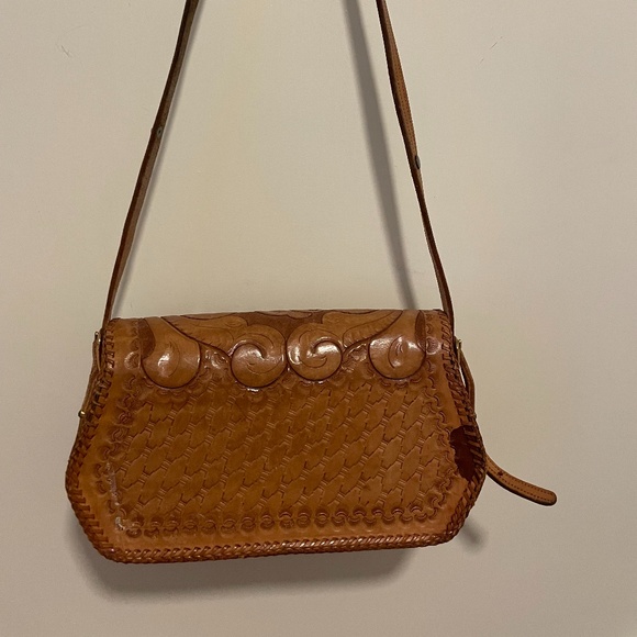 Vintage tan leather boho/chic western inspired leather cross body/shoulder bag - Picture 7 of 8
